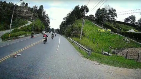 ¡Dios mío! Una niña salió ilesa después de haber sido atropellada por dos motos