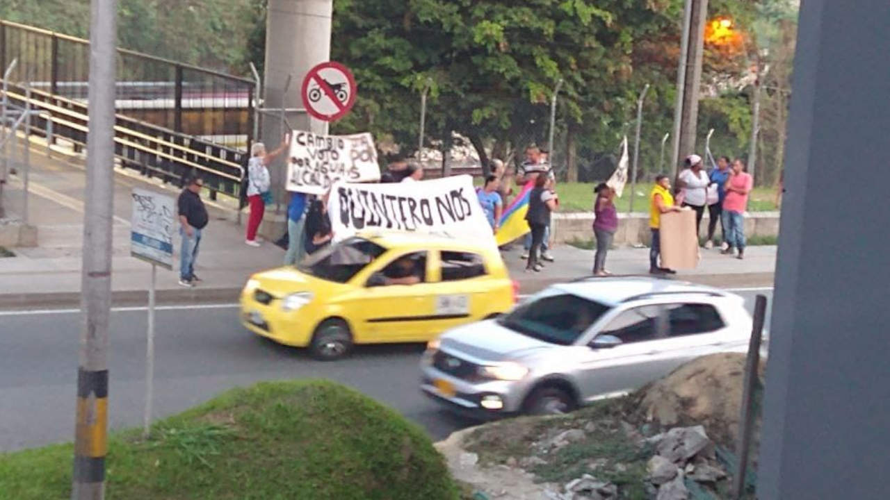 Personas se manifiestan en Medellín solicitando mejoras del sistema de acueducto