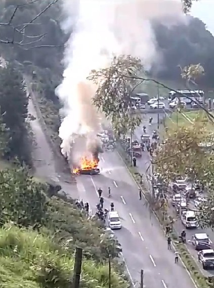 Atención: se presenta accidente de tránsito e incendio vehicular en Envigado 1 incendio-carro-palmas-envigado