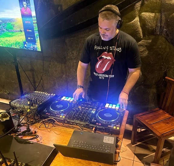 DJ Duque: El expresidente reaparece mostrando sus habilidades como disc-jockey al ritmo de Nicky Jam 2 ivan-duque-dj