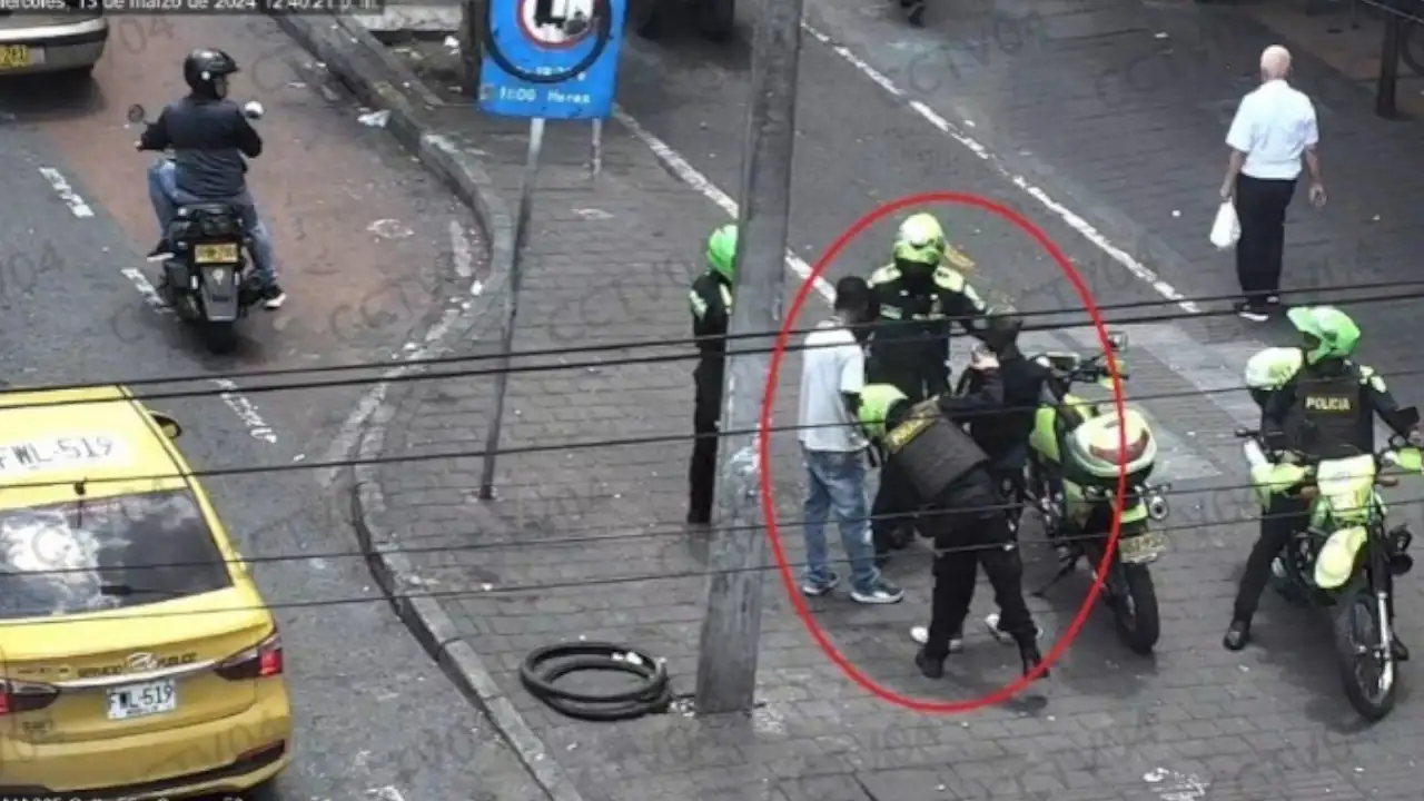 Capturan a dos hombres que le habrían robado el celular a un ciudadano en un bus en el centro de Medellín 1 Capturan-a-dos-hombres-que-le-habrian-robado-el-celular-a-un-ciudadano-en-un-bus-en-el-centro-de-Medellin