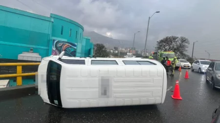 Vehiculo-se-volco-en-la-Avenida-Regional-este-jueves