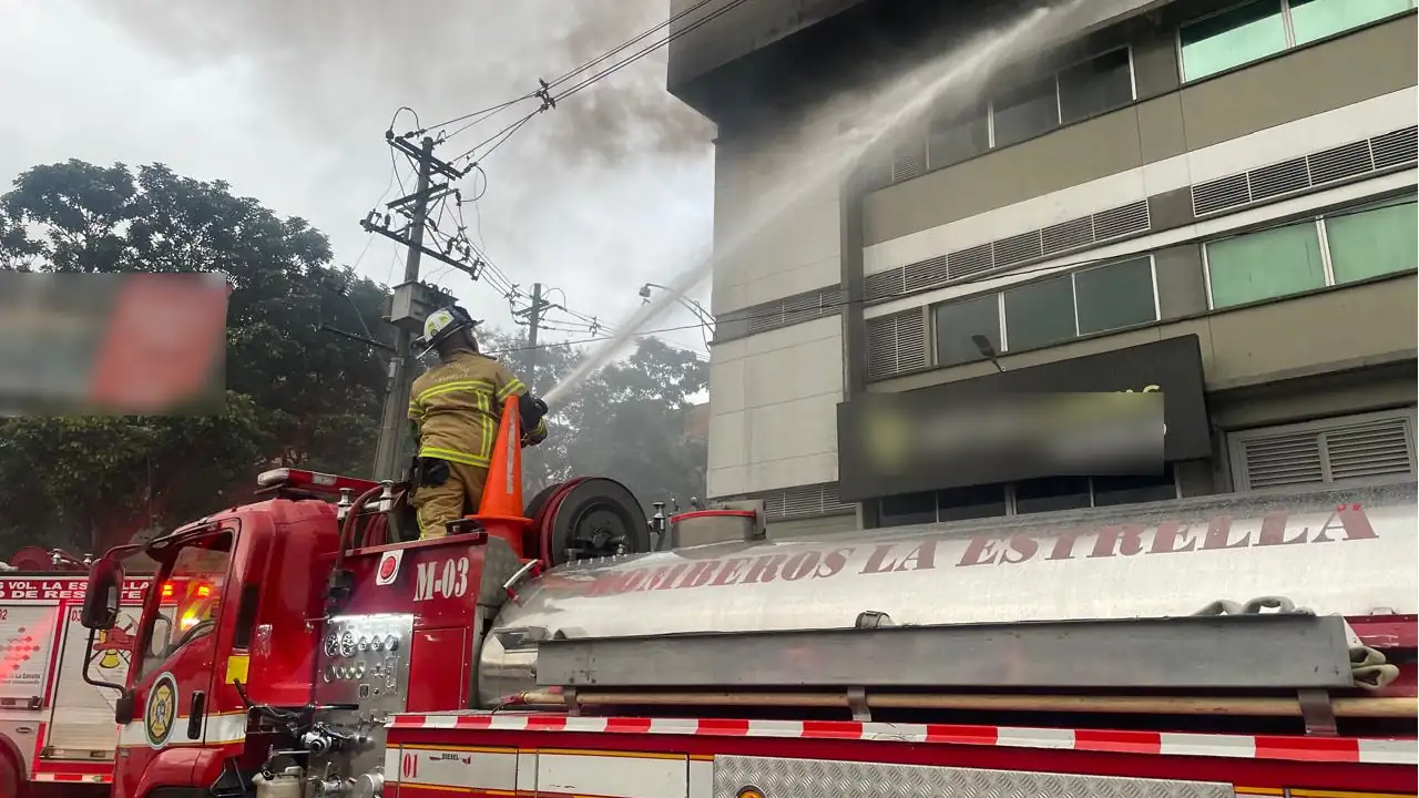 Bomberos-controlaron-incendio-en-unas-bodegas-en-La-Estrella