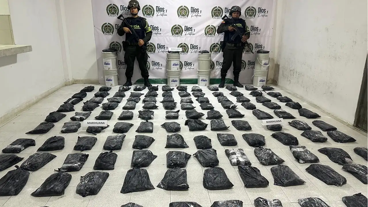 Policía descubre 124 paquetes de marihuana camuflados en canecas de pintura en Urabá
