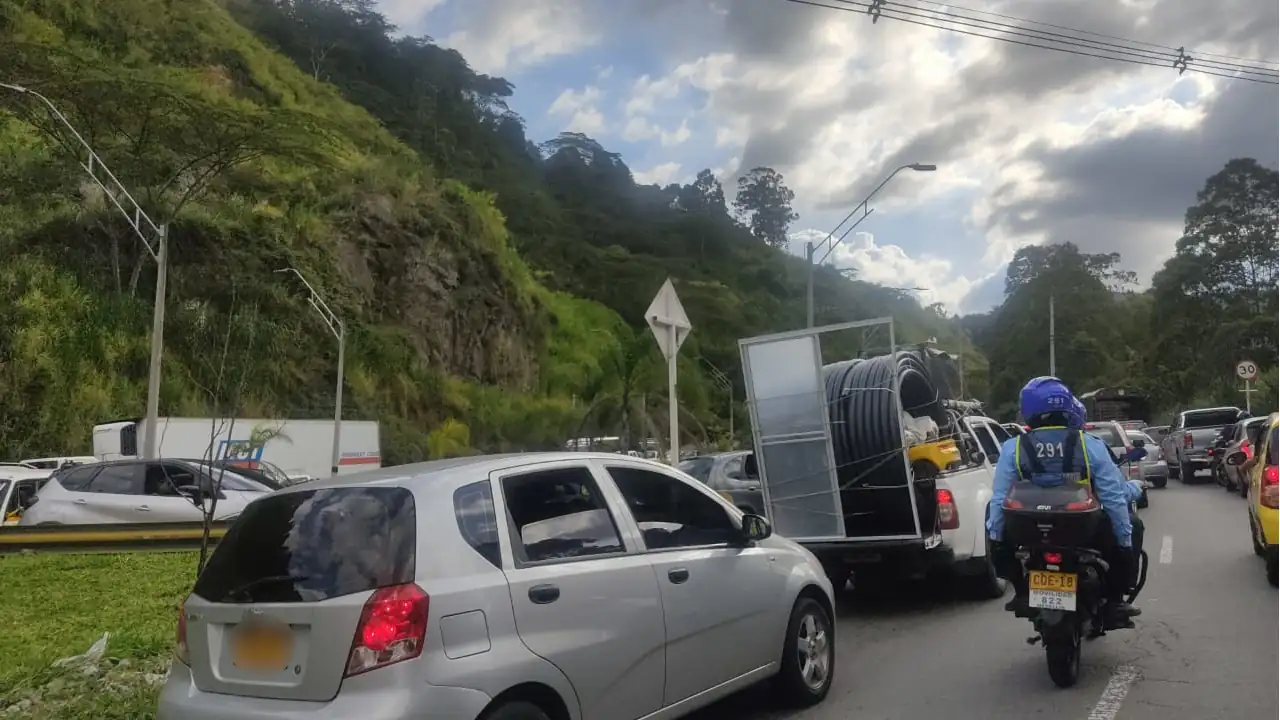 ¡Atención! Por accidente entre Motociclista y peatón, la vía al mar, a la altura de Vallejuelos, está cerrada
