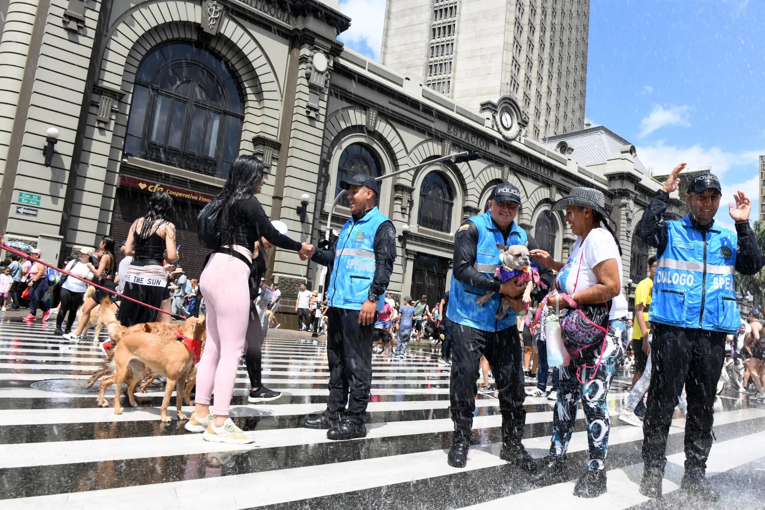 Caminata Canina en la Feria de las Flores 2024: Los peluditos disfrutan de su evento