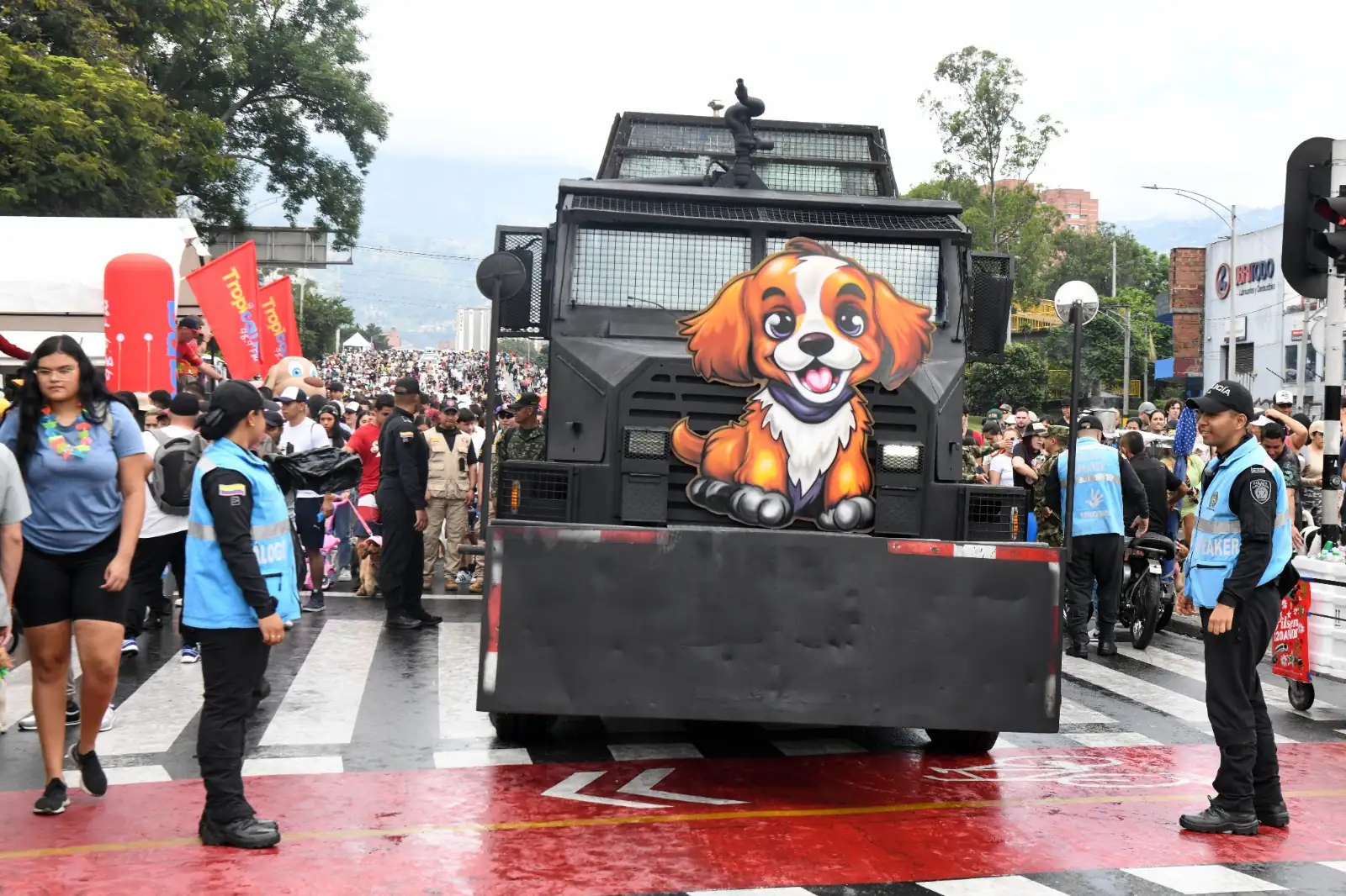 Caminata Canina en la Feria de las Flores 2024: Los peluditos disfrutan de su evento