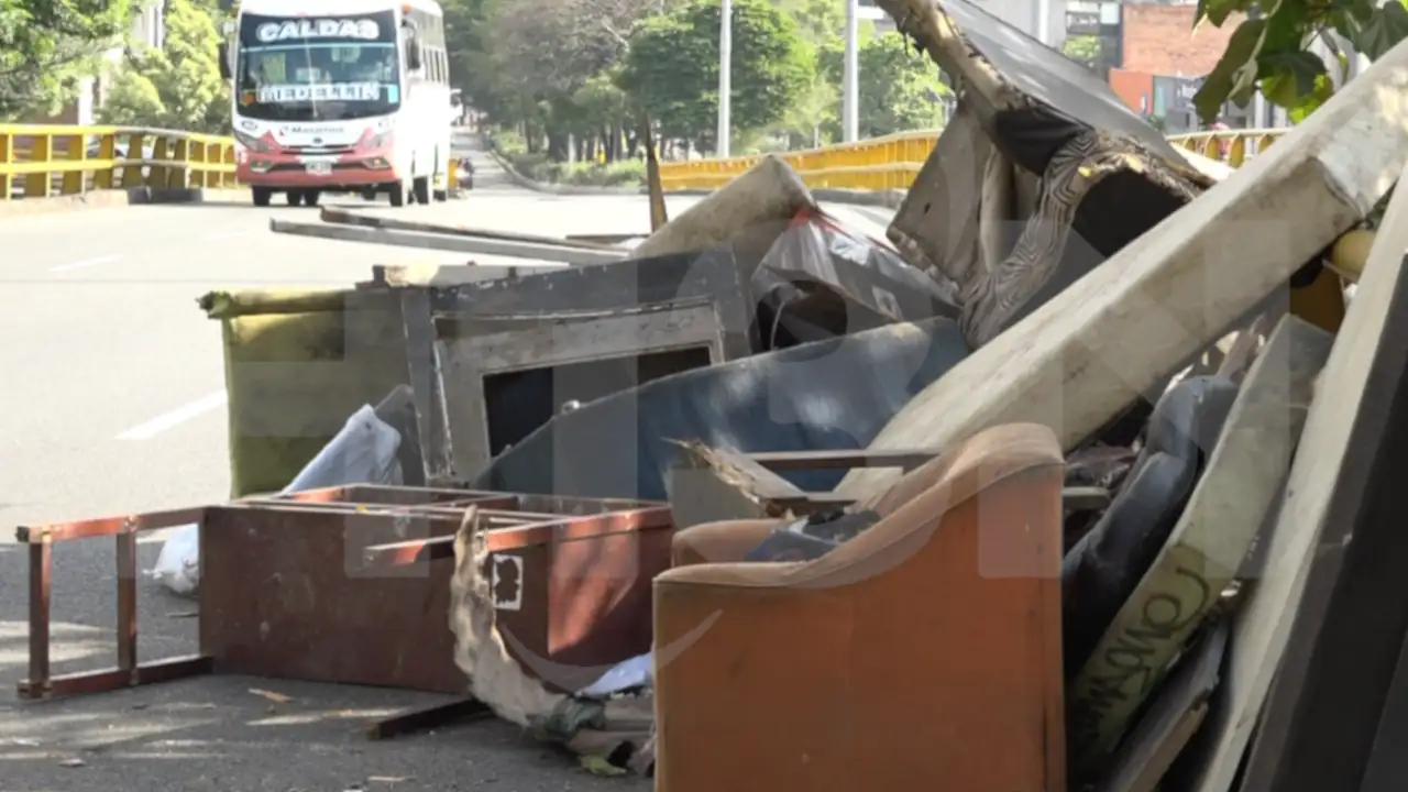 ¡Con las manos en la masa! Le quitaron el vehículo por arrojar basura a la vía pública