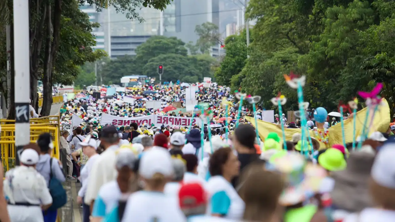 “A esta hora nadie se ha levantado con alegría”: asistente a la caminata del mes del ‘Adulto Mayor’ en Medellín 2 caminata-adultos-mayores-medellin1