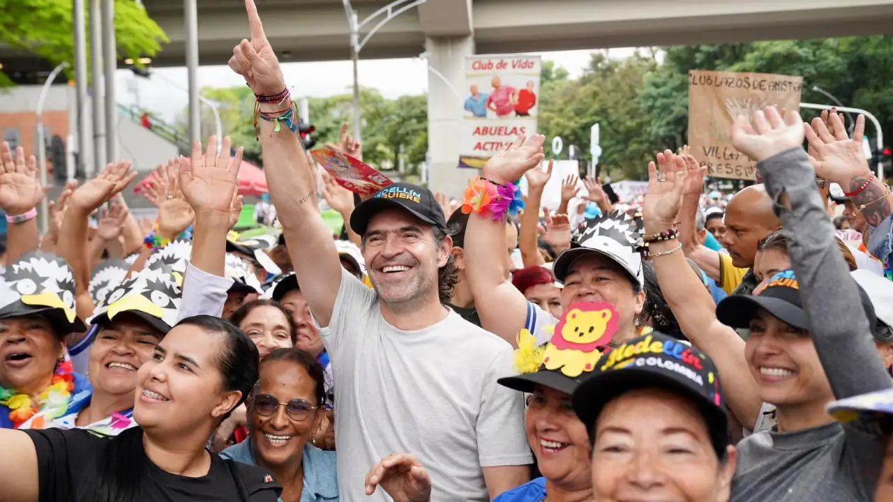 “A esta hora nadie se ha levantado con alegría”: asistente a la caminata del mes del ‘Adulto Mayor’ en Medellín 1 caminata-adultos-mayores-medellin2