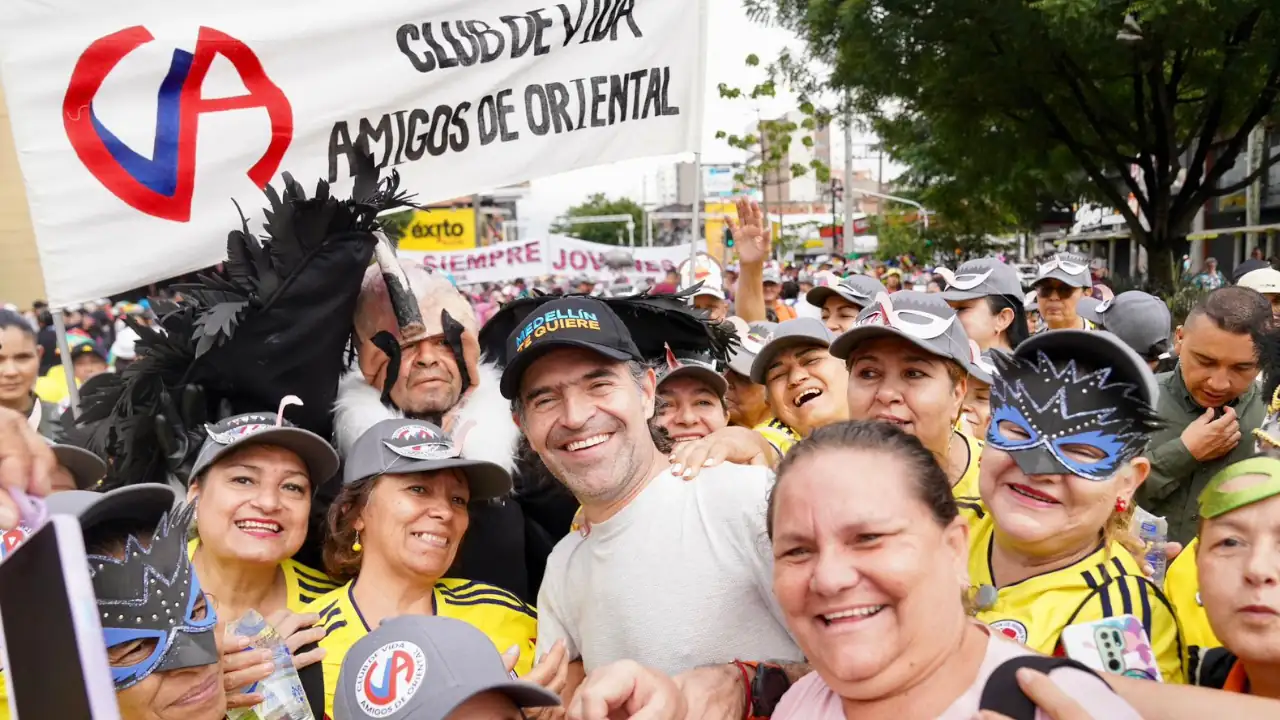 “A esta hora nadie se ha levantado con alegría”: asistente a la caminata del mes del ‘Adulto Mayor’ en Medellín 3 caminata-adultos-mayores-medellin3
