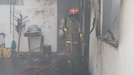 Reportan incendio en una casa en Envigado donde funcionaba un emprendimiento de confecciones