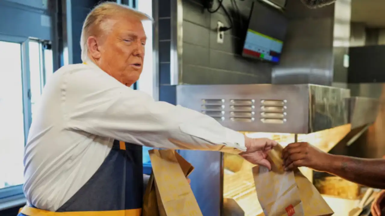 Donald Trump se puso el uniforme de McDonald 's, frito papas y atendió el servicio de drive-thru , ¿por qué hizo esto? 2 Donald-Trump--