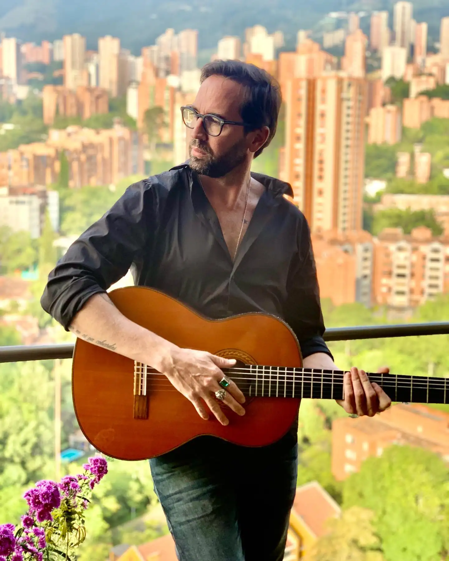 Ladrones se metieron a la casa del cantante Lucas Arnau en Rionegro, se llevaron joyas y dinero 1 Ladrones se metieron a la casa del cantante Lucas Arnau en Rionegro e hicieron de las suyas