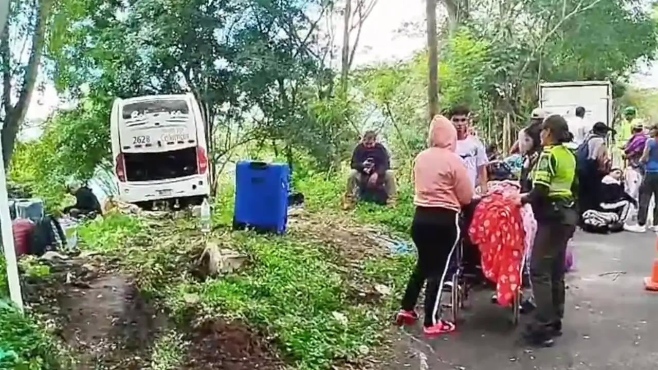 Bus con 26 pasajeros se salió de la vía hacia barranco para esquivar a un tracto camión imprudente