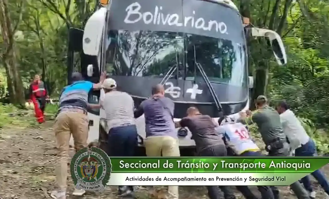Bus con 26 pasajeros se salió de la vía hacia barranco para esquivar a un tracto camión imprudente 1 Bus con 26 pasajeros se salió de la vía hacia barranco para esquivar a un tracto camión imprudente