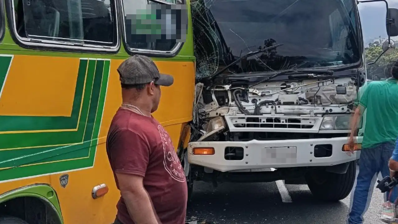 Cuatro pasajeros de un bus resultaron lesionados tras el choque con una volqueta en Medellín