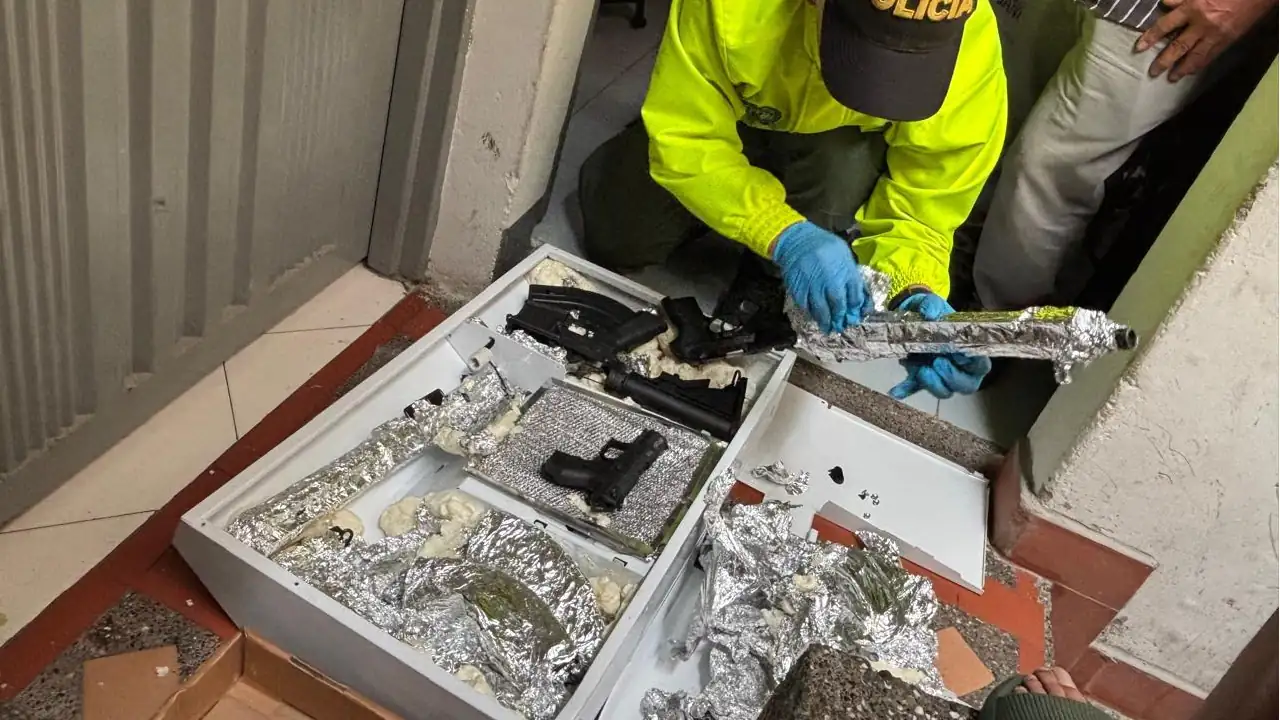 En electrodomésticos: así camuflaban grandes cargamentos de armas que enviaban desde Miami a Medellín 2 armas-incautadas-robledo-miami