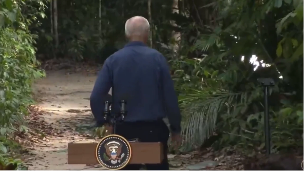 Confundido, así quedó registrado en video Joe Biden en su más reciente conferencia de prensa