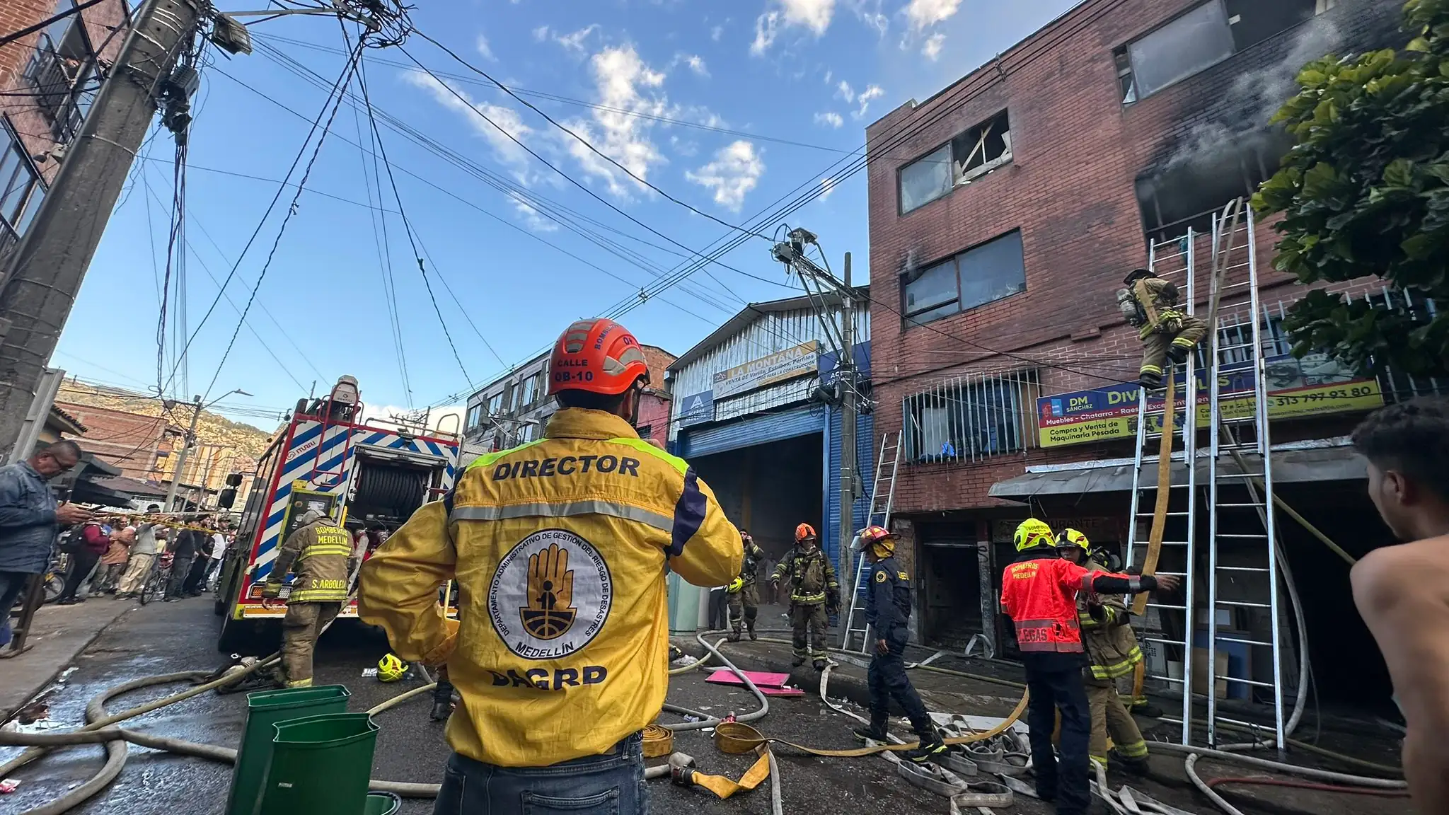 Reportan incendio de dos locales comerciales en Medellín