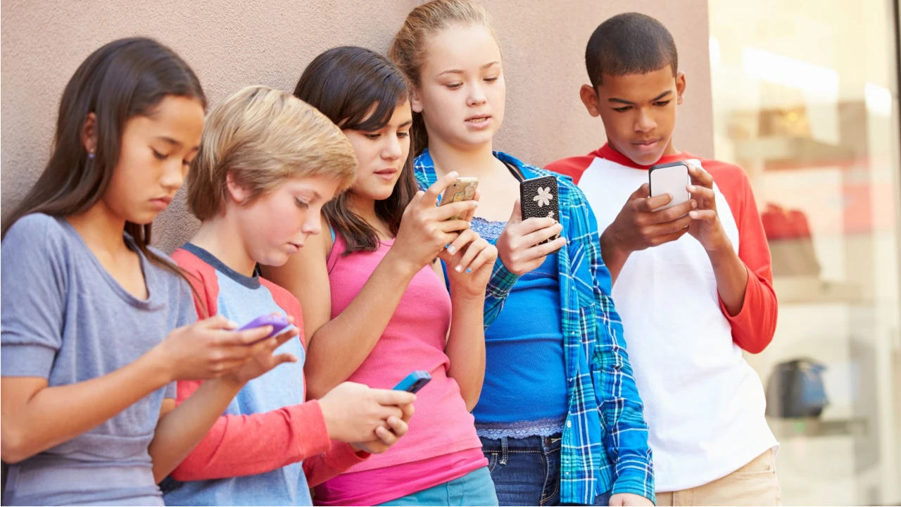 Ministro de las TIC dice apoyar el proyecto de ley que busca prohibir el acceso a redes sociales a menores de 14 años