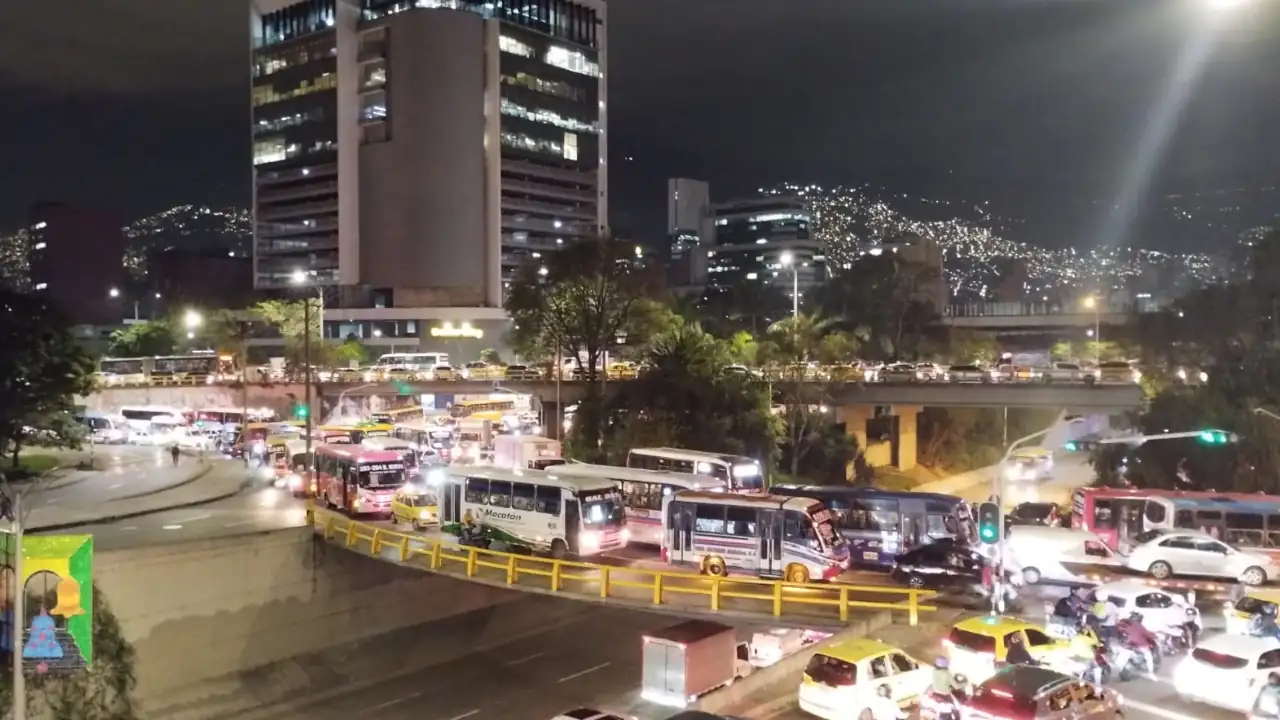 Reportan ‘taco’ tras inundaciones registradas en la Av. San Juan con Av. Ferrocarril