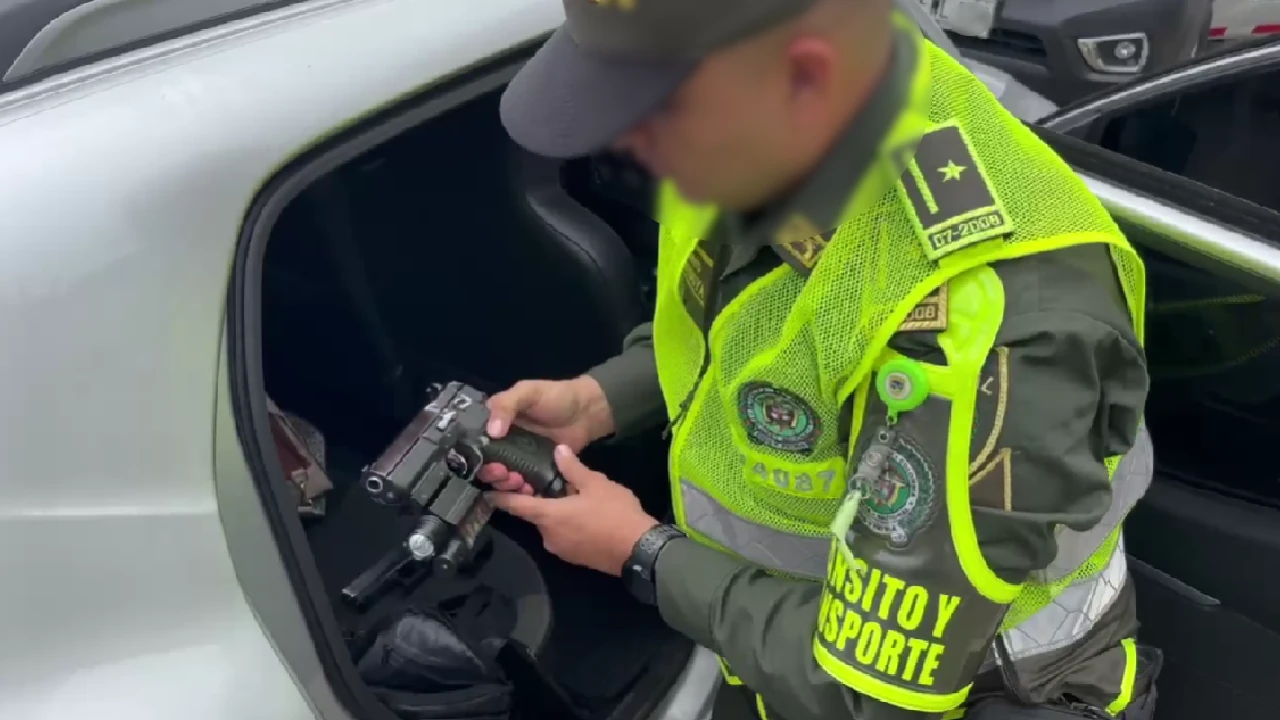 Sorprenden a un hombre viajando en un carro por vías de Guarne con dos armas de fuego, droga y 20 mil euros 2 captura-hombre-gaurne-armas-droga-euros2