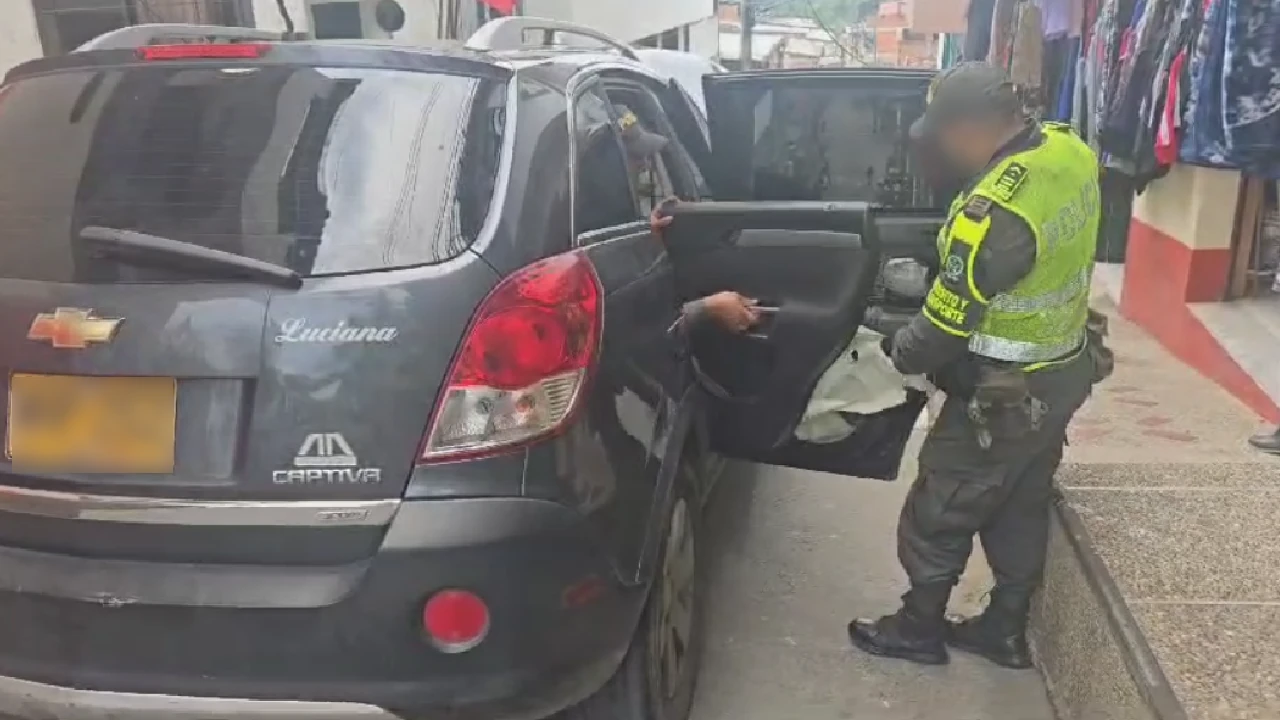 Tres personas pretendían transportar 40 kilos de marihuana a Medellín en las 4 puertas del carro en el que viajaban 3 droga-hallada-puertas-carro-cañasgordas-capturas1