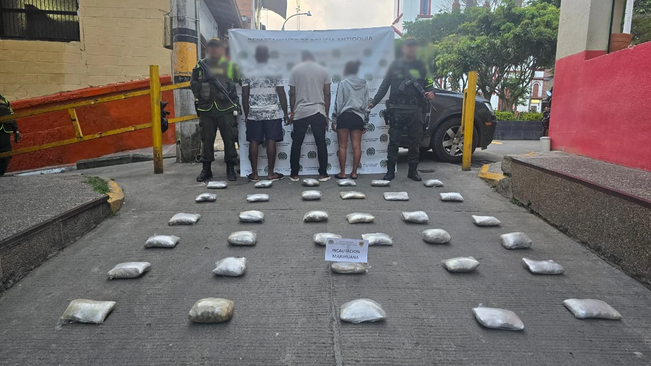 Tres personas pretendían transportar 40 kilos de marihuana a Medellín en las 4 puertas del carro en el que viajaban 2 droga-hallada-puertas-carro-cañasgordas-capturas2
