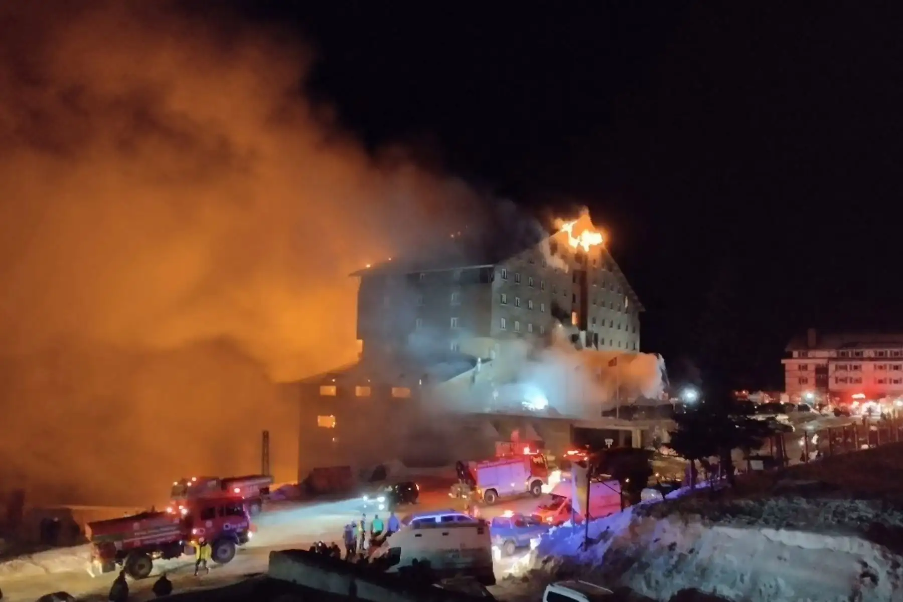 Fotos| Un incendio en un hotel de estación de esquí en Turquía deja más de 60 muertos 2 incendio-hotel