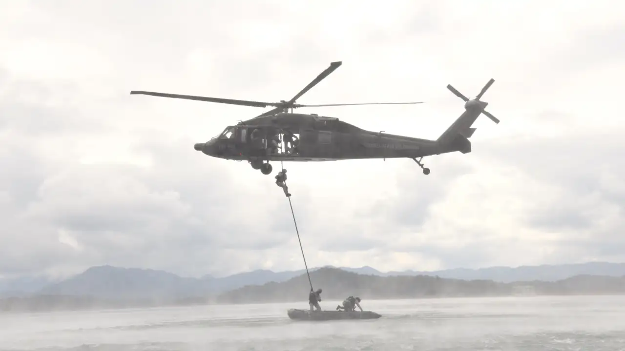 Impresionante simulacro de rescate en Guatapé: así se entrenan los pilotos y comandos de la FAC