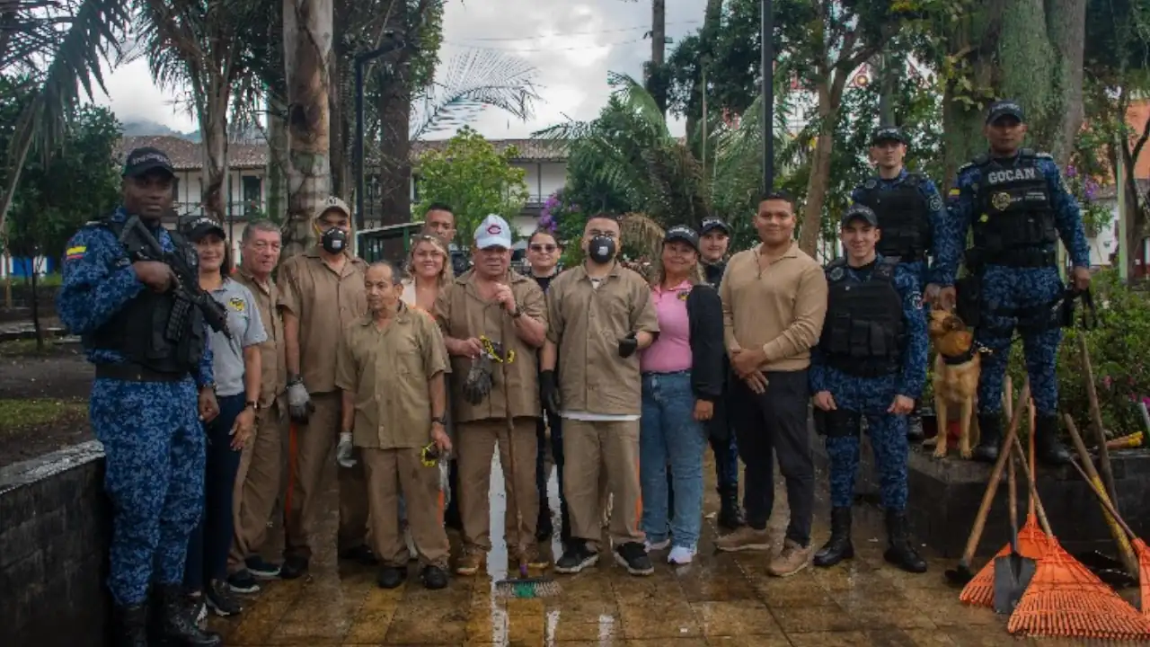 A algunos privados de la libertad en La Ceja los sacaron un ‘ratico’ para que embellecieran el parque principal 1 A algunos privados de la libertad en La Ceja los sacaron un ‘ratico’ para que embellecieran el parque principal