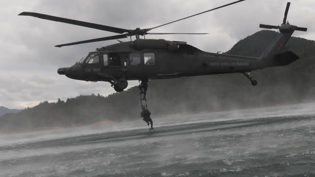 Impresionante simulacro de rescate en Guatapé: así se entrenan los pilotos y comandos de la FAC