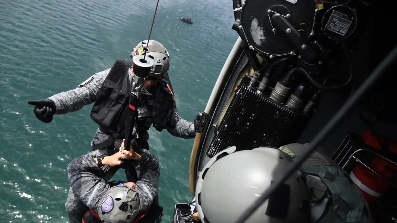 Impresionante simulacro de rescate en Guatapé: así se entrenan los pilotos y comandos de la FAC
