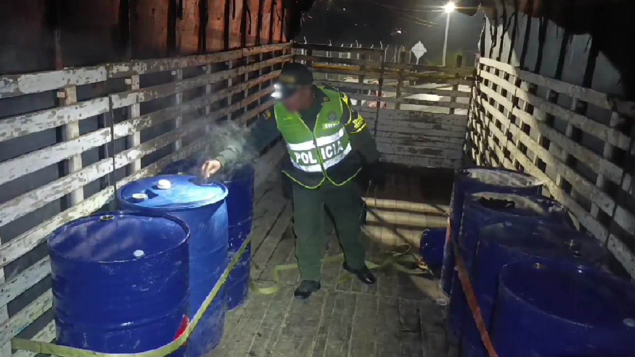 Descubren en la vía Santa Fe - Medellín, a camionero transportando 385 galones de insumos para producir droga 1 captura-trasnporte-insumos-quimicos-procesamiento-droga-antioquia1