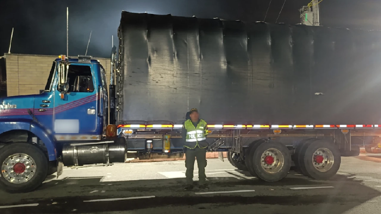 Descubren en la vía Santa Fe - Medellín, a camionero transportando 385 galones de insumos para producir droga 3 captura-trasnporte-insumos-quimicos-procesamiento-droga-antioquia3
