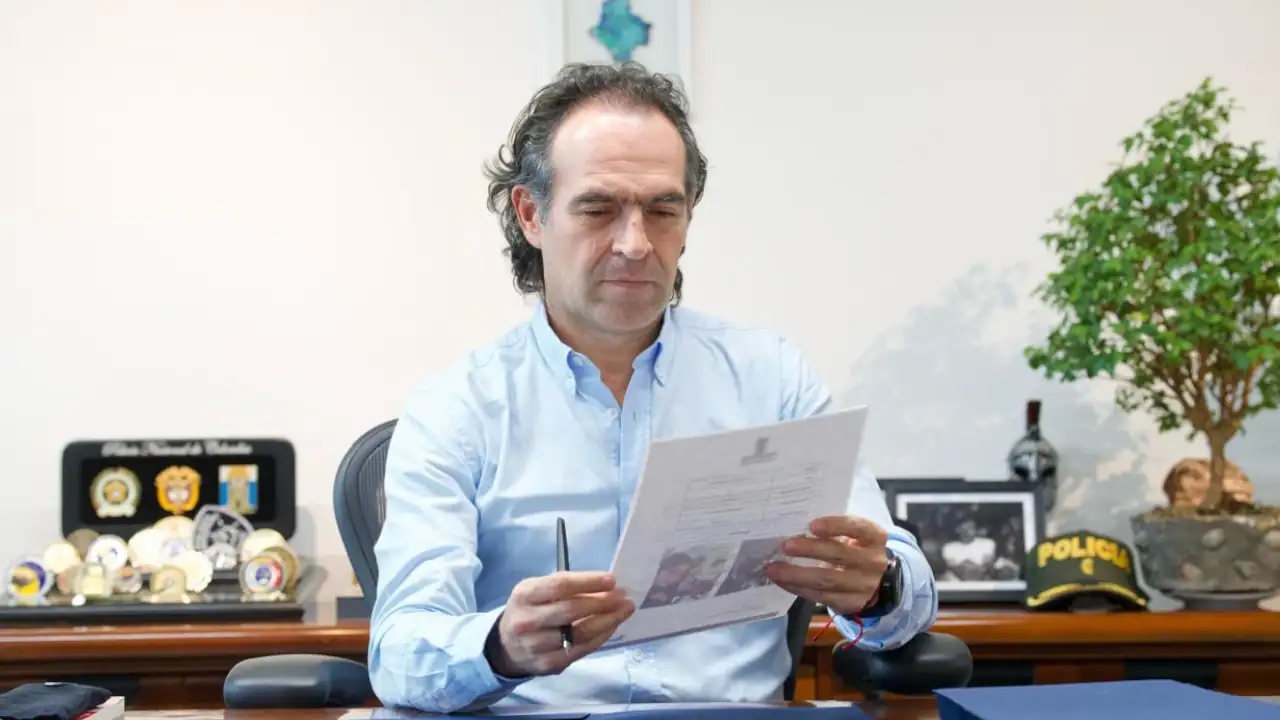 Alcalde de Medellín presenta Código Azul, una iniciativa social para prevenir la delincuencia juvenil