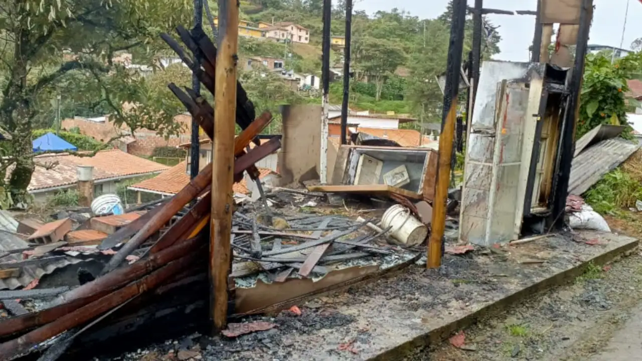 ¡Lamentable! Incendio destruyó tienda rural en Guarne