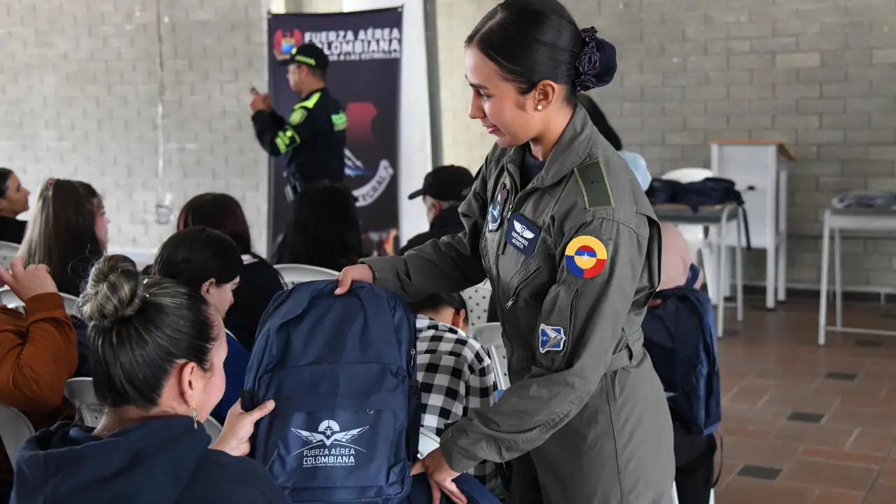 Fuerza Aeroespacial Colombiana entrega kits escolares en el Oriente antioqueño 2 Fuerza Aeroespacial Colombiana entrega kits escolares en el Oriente antioqueño
