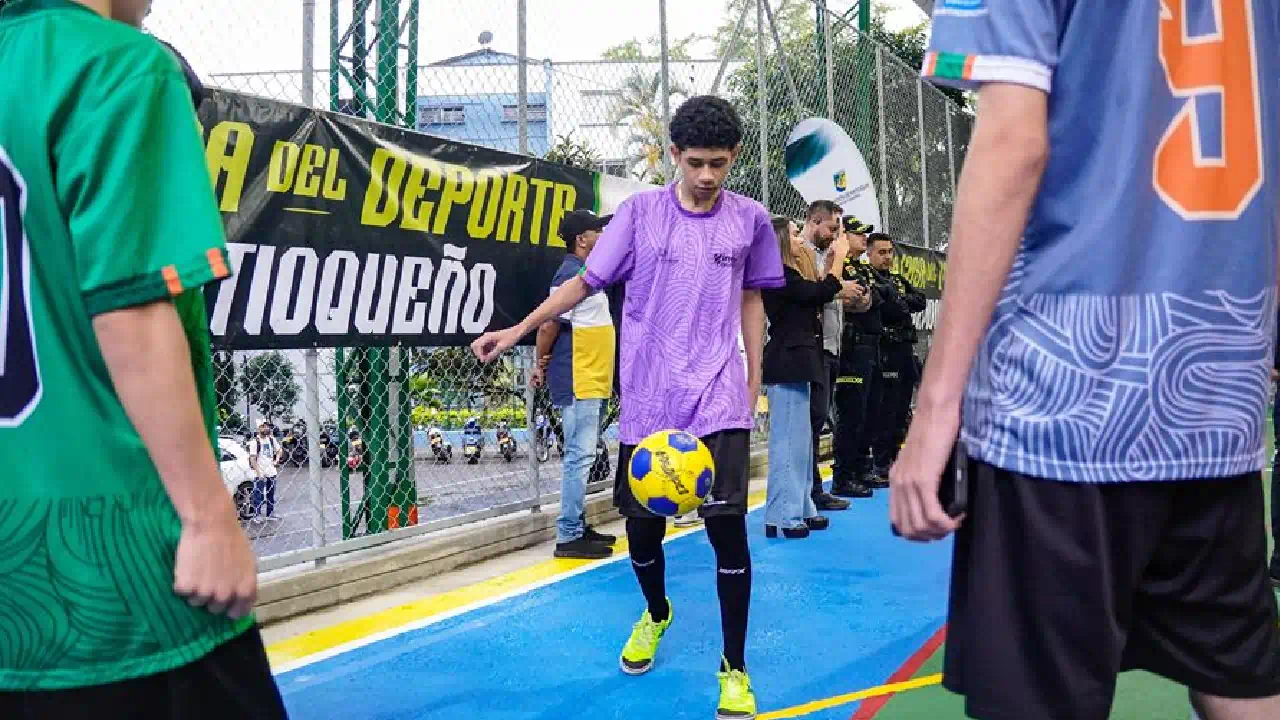 ¡Renovada! Así luce la nueva placa polideportiva del barrio Las Flores en Envigado 1 1