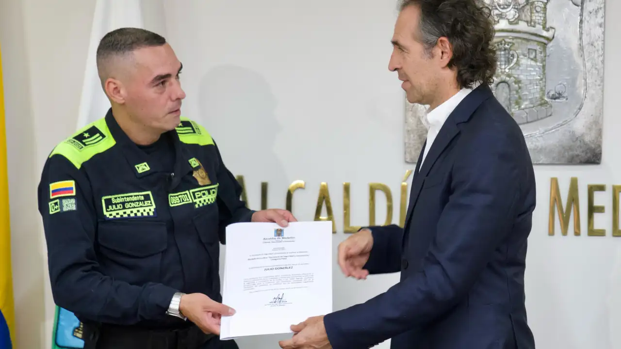 Cinco policías en Medellín son condecorados por la Alcaldía por su desempeño en operativos 3 Cinco policías en Medellín son condecorados por su desempeño en operativos
