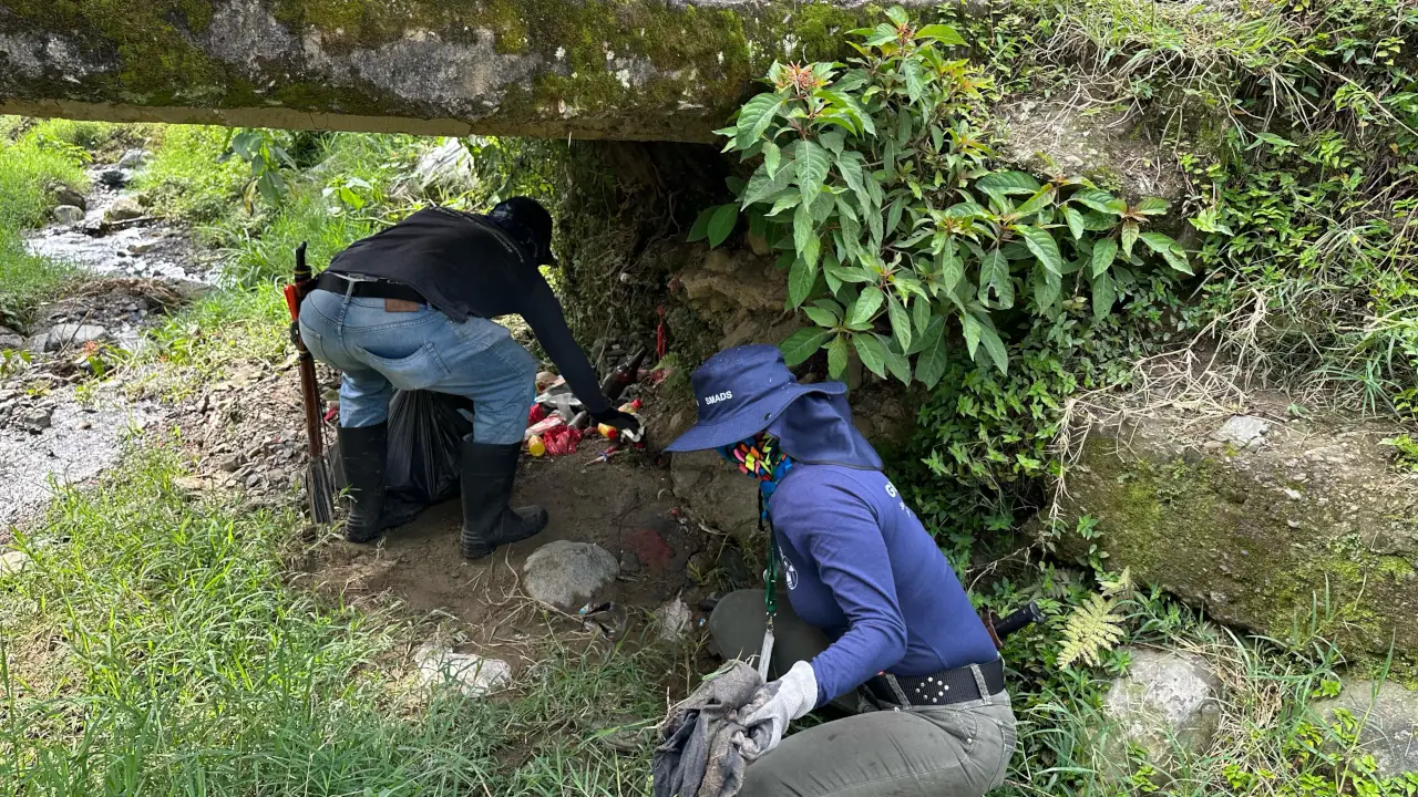 Comunidad y Alcaldía de La Estrella se unió para una Jornada Ambiental en el sector La Raya