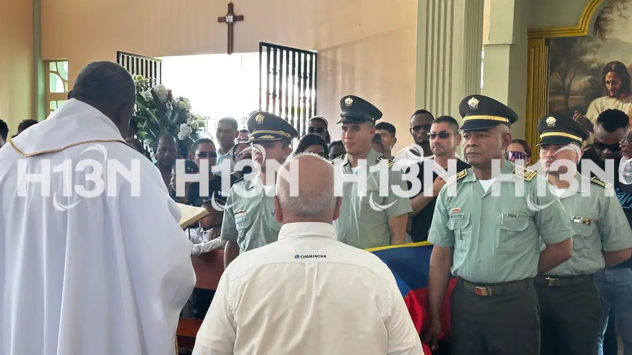 En Urabá, familia y compañeros dieron el último adiós a policía que perdió la vida en accidente 3 En Urabá, familia y compañeros dieron el último adiós a policía que perdió la vida en accidente