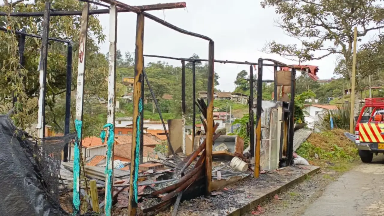¡Lamentable! Incendio destruyó una tienda rural en Guarne 2 ¡Lamentable! Incendio destruyó tienda rural en Guarne