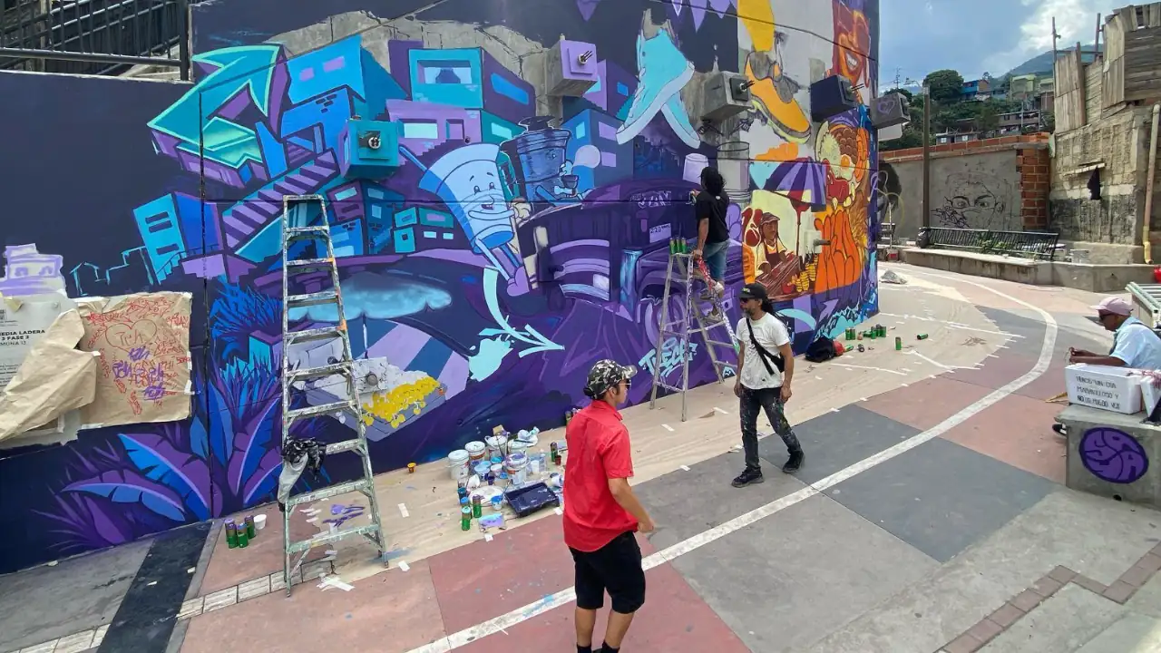 La Comuna 13 de Medellín estrena un mural de 370 metros cuadrados como símbolo de transformación 1 La Comuna 13 de Medellín estrena un mural de 370 metros cuadrados como símbolo de transformación