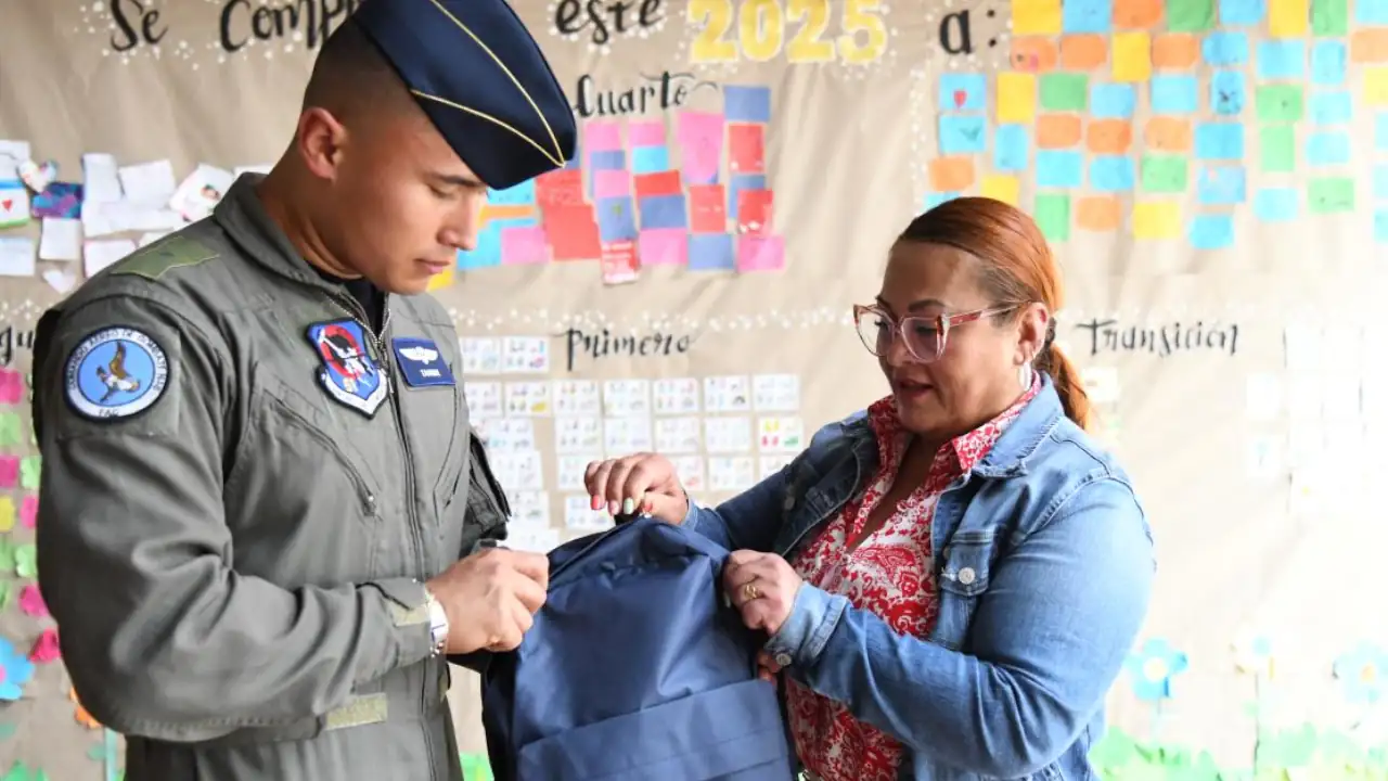 Fuerza Aeroespacial Colombiana entrega kits escolares en el Oriente antioqueño 1 Fuerza Aeroespacial Colombiana entrega kits escolares en el Oriente antioqueño