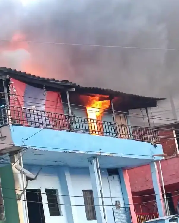 Incendio en el segundo piso de una vivienda fue controlado por Bomberos Medellín