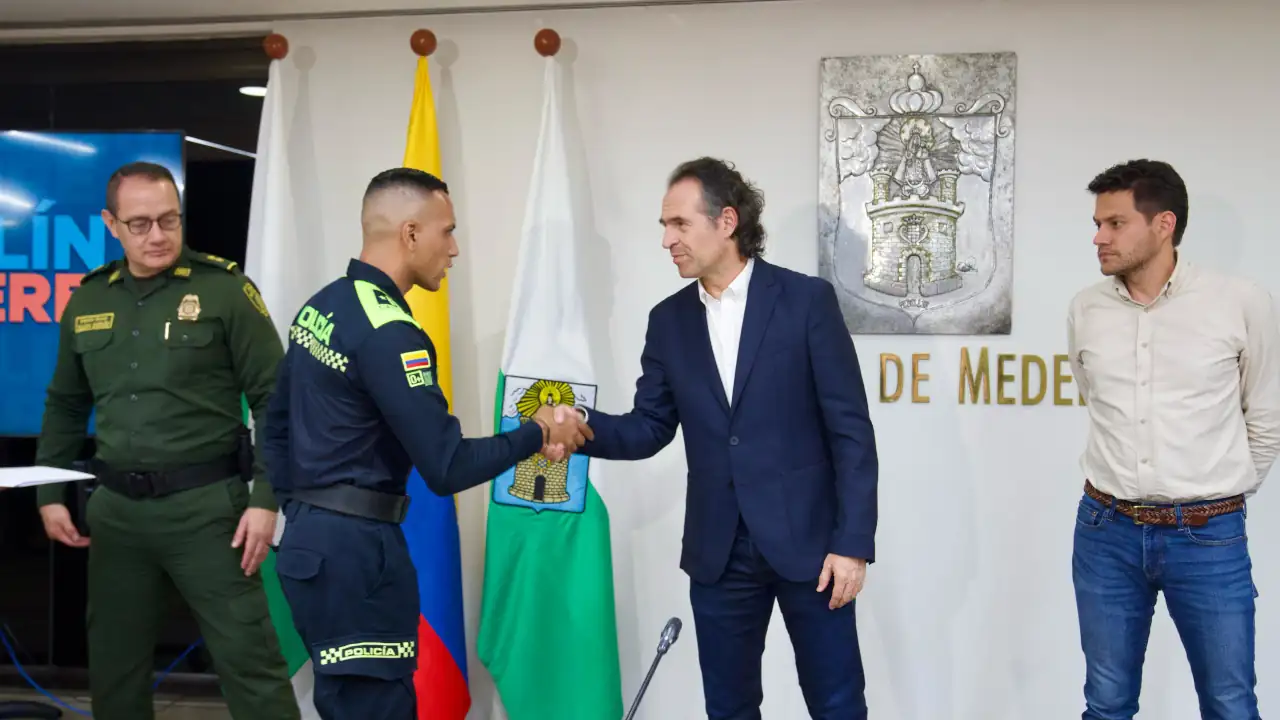 Cinco policías en Medellín son condecorados por la Alcaldía por su desempeño en operativos 2 Cinco policías en Medellín son condecorados por su desempeño en operativos