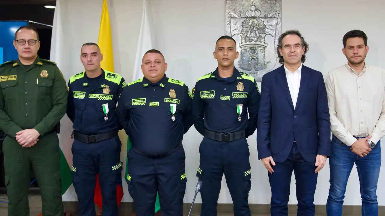 Cinco policías en Medellín son condecorados por la Alcaldía por su desempeño en operativos 1 Cinco policías en Medellín son condecorados por su desempeño en operativos