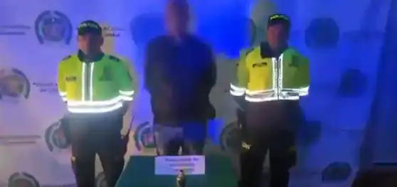 ¡Muy tranquilito! Ciudadano venezolano caminaba con una granada de fragmentación en Bogotá 1 Captura-hombre-Granada